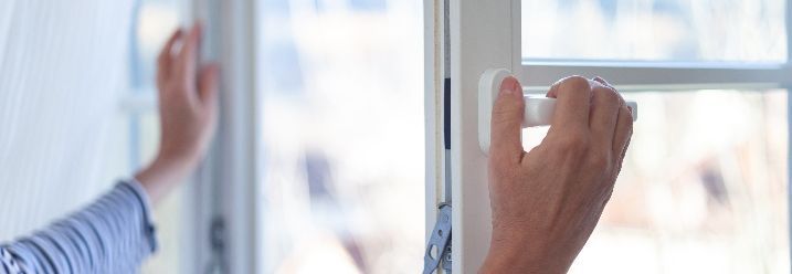 Person öffnet Fenster